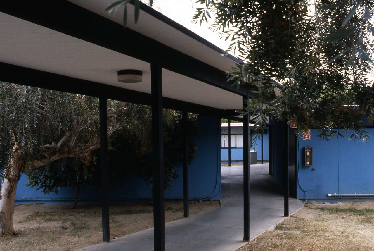 Roofed connecting paths: 1983